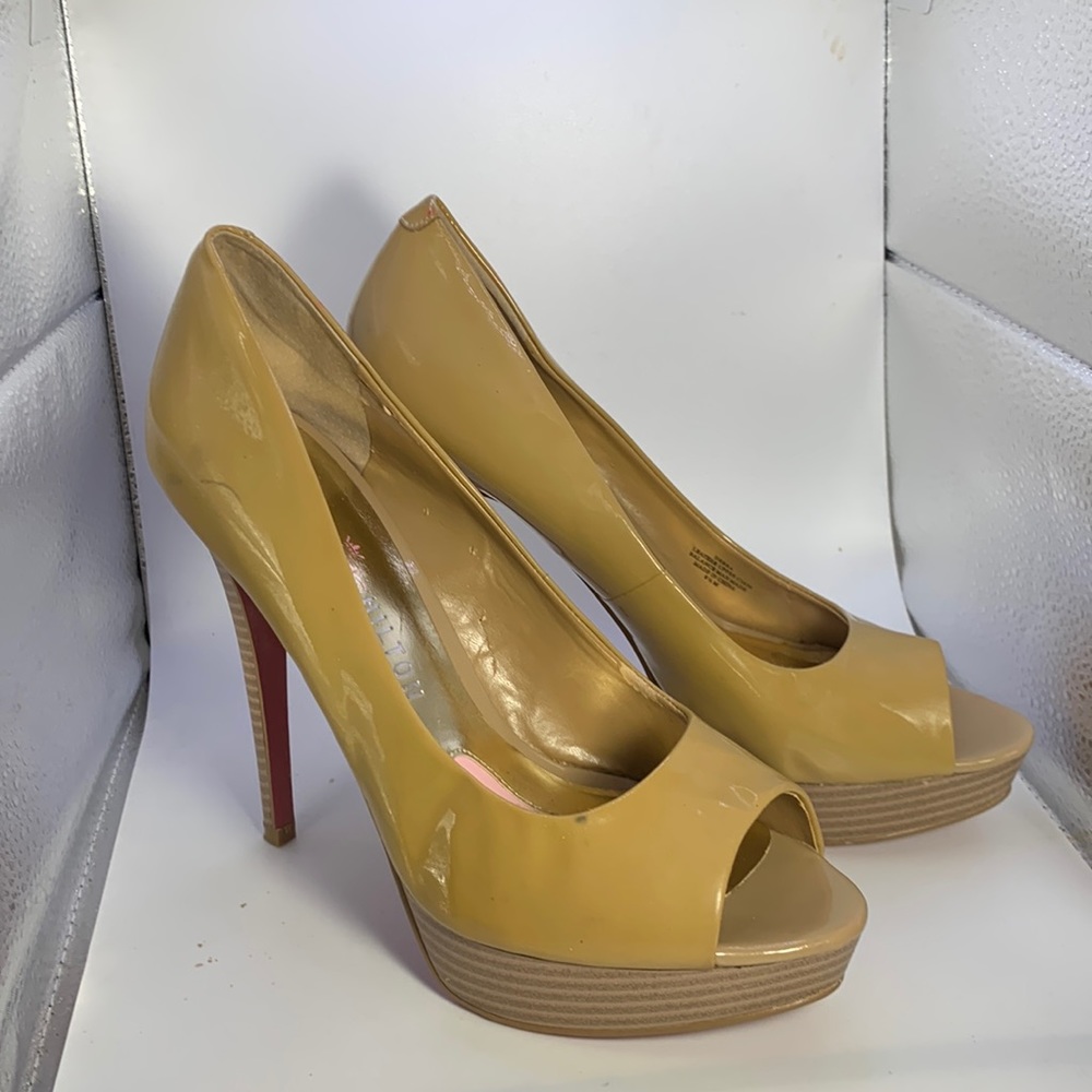 París Hilton high heels size 8.5 in excellent condition